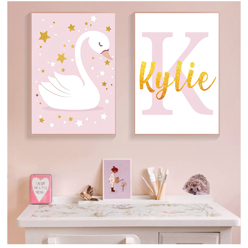 Baby Nursery Name Wall Art - ภาพพิมพ์ติดผนัง โปสเตอร์ชื่อสั่งทำ ภาพศิลปะติดผนังสไตล์นอร์ดิก สำหรับตกแต่งห้องเด็กผู้หญิง ภาพวาดหงส์สีชมพูบนผ้าแคนวาส สำหรับตกแต่งห้องเด็กอ่อน