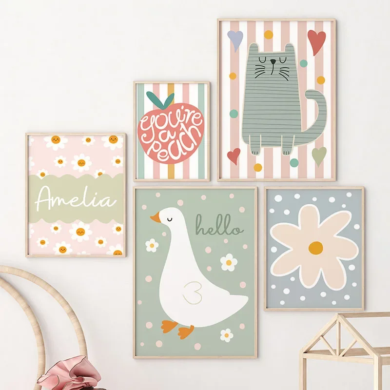 Baby Nursery Name Wall Art - ภาพวาดบนผ้าใบลายการ์ตูนแมว เป็ด นก แอปเปิ้ล พร้อมชื่อเด็กตามสั่ง สำหรับตกแต่งผนังห้องเด็ก