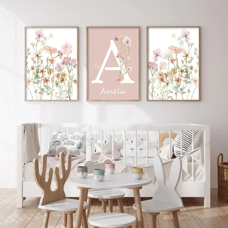 Baby Nursery Name Wall Art - ดอกไม้ป่าสีชมพู ชื่อเด็กผู้หญิง โปสเตอร์แบบกำหนดเอง ดอกไม้โบฮีเมียน ศิลปะติดผนังห้องนอนเด็ก ภาพวาดบนผ้าใบ