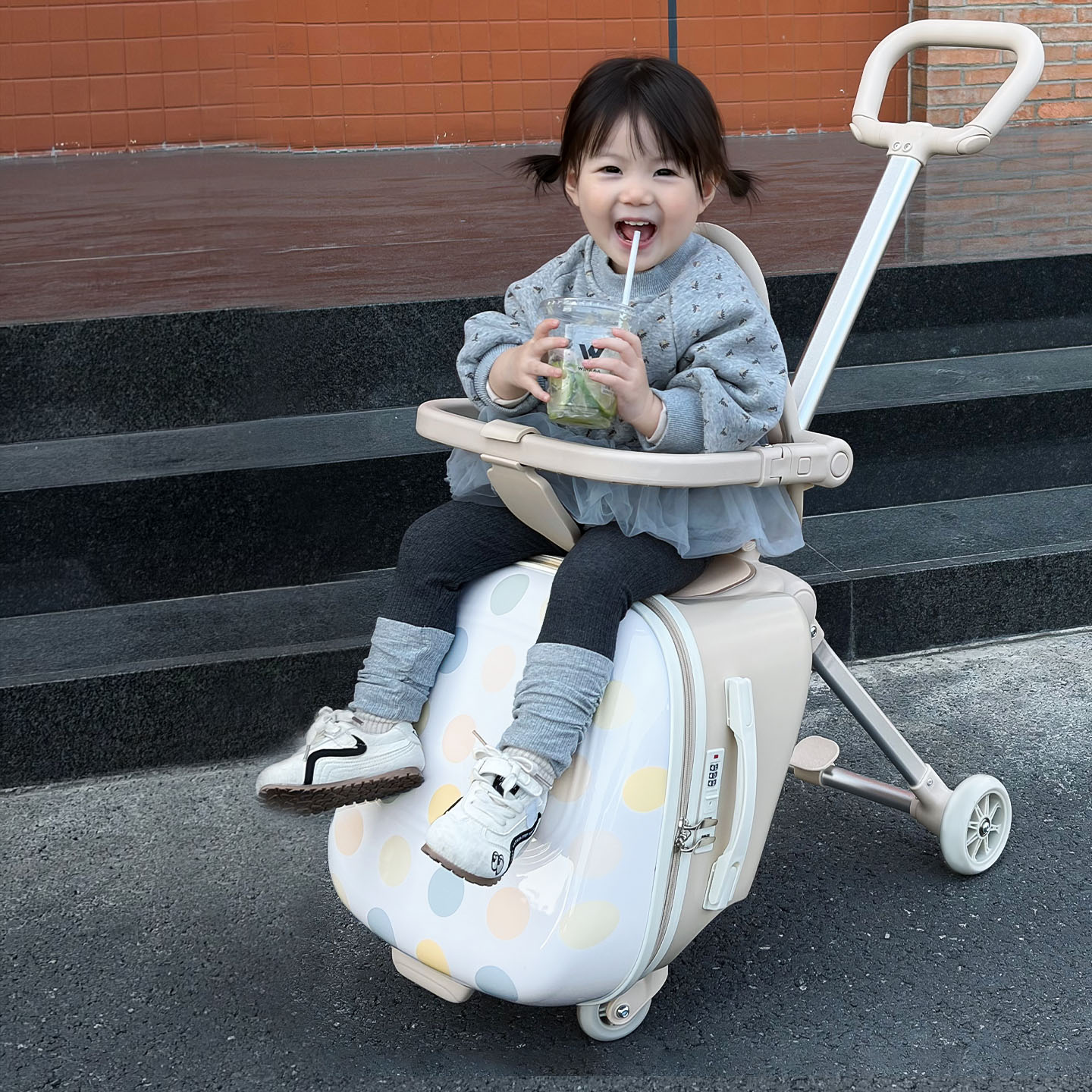 กระเป๋าเดินทางเด็กแบบขี่ได้และ - Baby Nursery Trolley บทวิจารณ์และราคา