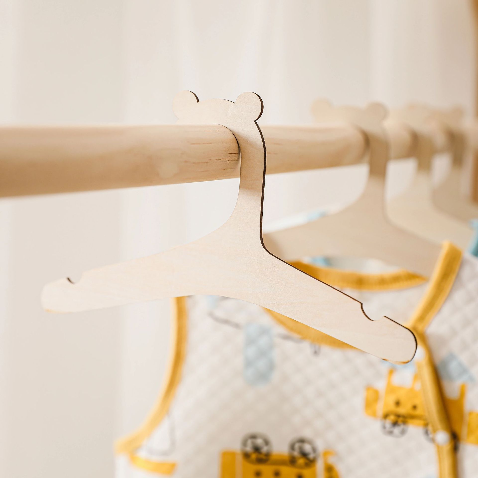 ไม้แขวนเสื้อเด็กแบบไม้ 5/10 ชิ - Baby Nursery Uniform บทวิจารณ์และราคา